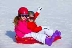 孩子女孩玩雪橇冬天雪
