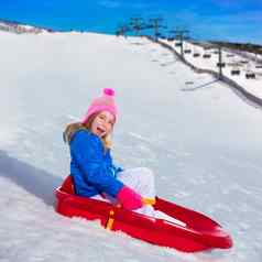 孩子女孩玩雪橇冬天雪
