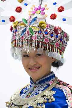 中国人女孩传统的少数民族衣服
