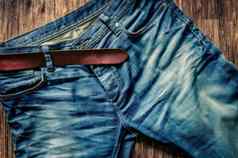 细节蓝色的牛仔裤皮革带古董风格
