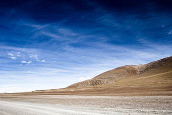沙漠山蓝色的天空白色云Altiplano玻利维亚