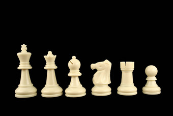 白色国际象棋块黑色的背景
