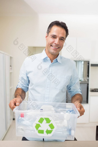微笑男人。携带回收容器厨房
