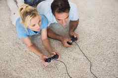 夫妇玩视频游戏区域地毯首页