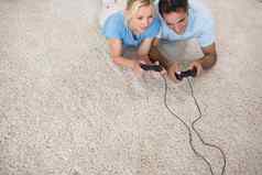 夫妇玩视频游戏区域地毯