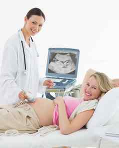 医生超声波扫描仪怀孕了女人