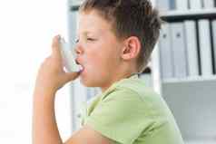 男孩哮喘吸入器诊所