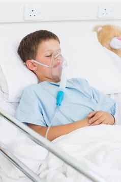 男孩氧气面具医院病房