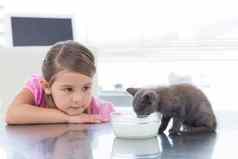 女孩小猫喝牛奶碗