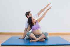 教练坐着怀孕了女人瑜伽