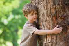 男孩拥抱树公园