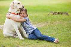 年轻的女孩拥抱宠物狗公园