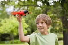 男孩玩玩具飞机公园