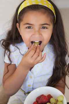 特写镜头肖像微笑女孩吃水果