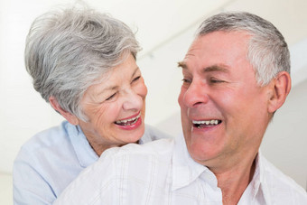 退休夫妇微笑拥抱