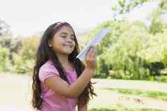 女孩玩纸飞机公园