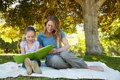 快乐妈妈。女儿阅读书公园