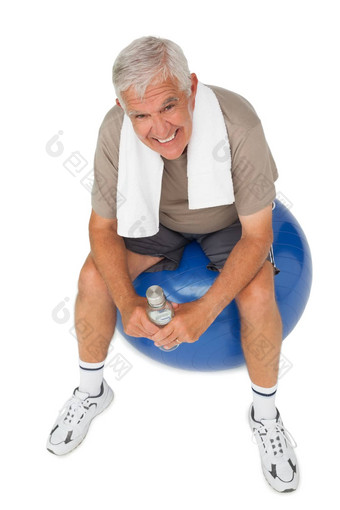 快乐高级男人。水瓶坐着健身球