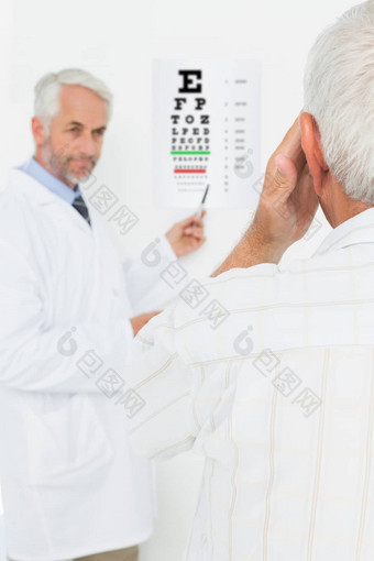 儿科医生眼科医生高级病人指出眼睛图表