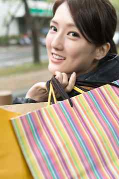 亚洲年轻的女人购物