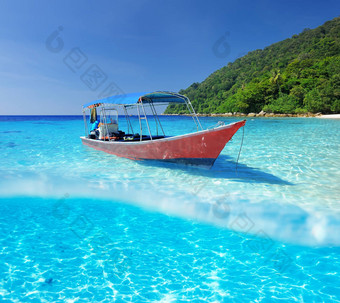 海滩电动机船白色沙子底水下视图