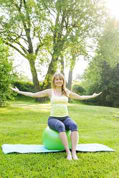 女人瑜伽平衡球
