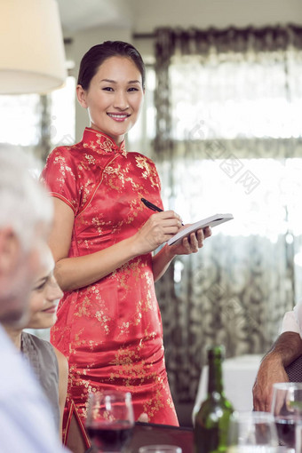 肖像微笑女服务员人餐厅表格餐厅