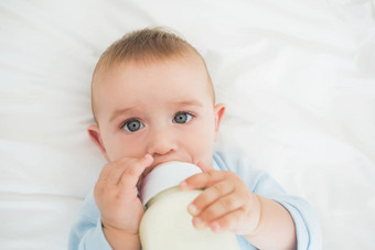 婴儿男孩喝牛奶瓶