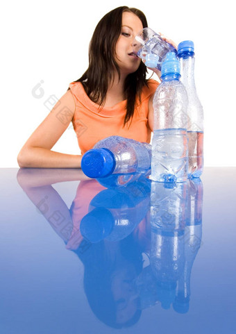 年轻的女孩喝水