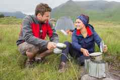 夫妇烹饪野营旅行微笑