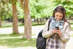 微笑年轻的女人发短信未来主义的智能手机