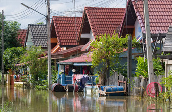 淹没了村路泰国