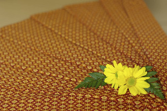 泰国织物水疗中心按摩黄色的花