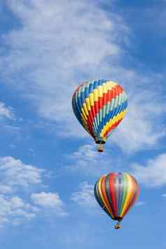美丽的热空气气球深蓝色的天空