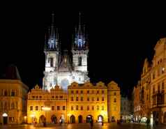 布拉格2月小镇广场人照亮建筑婷婷教堂背景晚上广场受欢迎的游客布拉格捷克共和国2月
