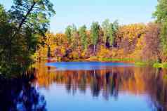 风景如画的秋天景观河船