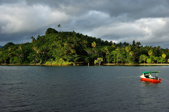 色彩斑斓的船萨武萨武港瓦莱武岛斐济