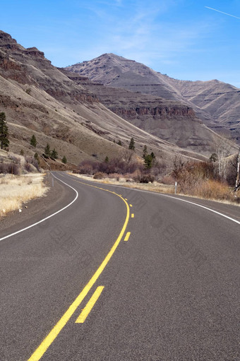 孤独的车道划分高速公路削减干多山的景观