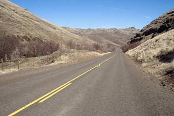 孤独的拖车道划分高速公路削减干山景观