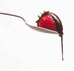 甜蜜的水果草莓巧克力糖浆银勺子