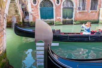 贡多拉停威尼斯运河游客享受城市访问