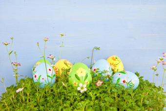 色彩斑斓的复活节鸡蛋绿色草
