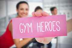 女人持有粉红色的卡健身房英雄