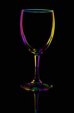 透明的彩色的空酒玻璃黑色的
