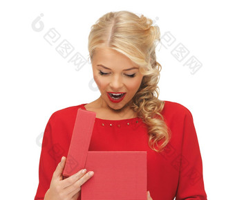 可爱的女人红色的衣服<strong>打开礼物盒</strong>子