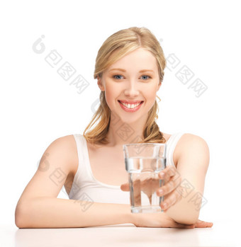 年轻的微笑女人玻璃水