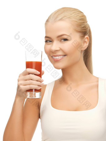 女人持有玻璃番茄汁