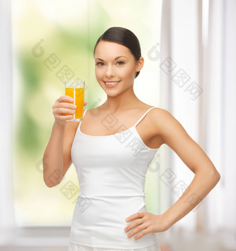 女人持有玻璃橙色汁