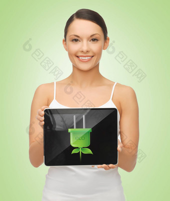 女人持有平板电脑绿色电插头