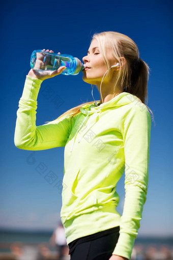 女人喝水体育在户外